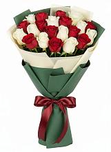 Букет Микс из красных и белых роз в Мелиховской