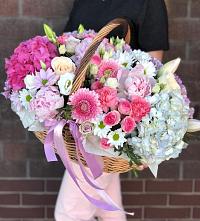 Композиция солнечный день в Мелиховской Цветочная композиция из Розы, Хризантемы, Пионы и Лизиантусы в корзине в Мелиховской