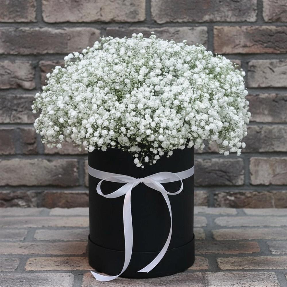 Цветочная композиция из Гипсофила в шляпной коробке в Мелиховской