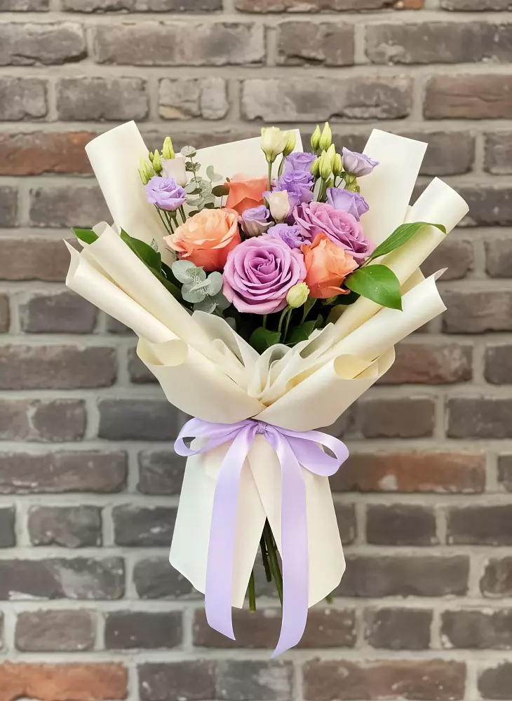 Букет цветов из: Лизиантусы и Розы в Мелиховской