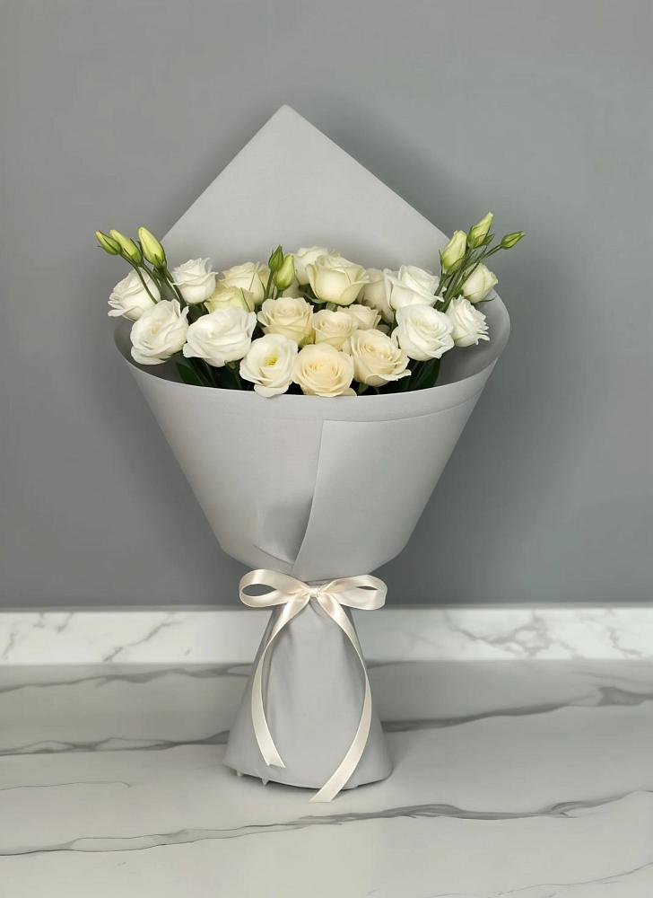 Букет цветов из: Розы и Лизиантусы в Мелиховской