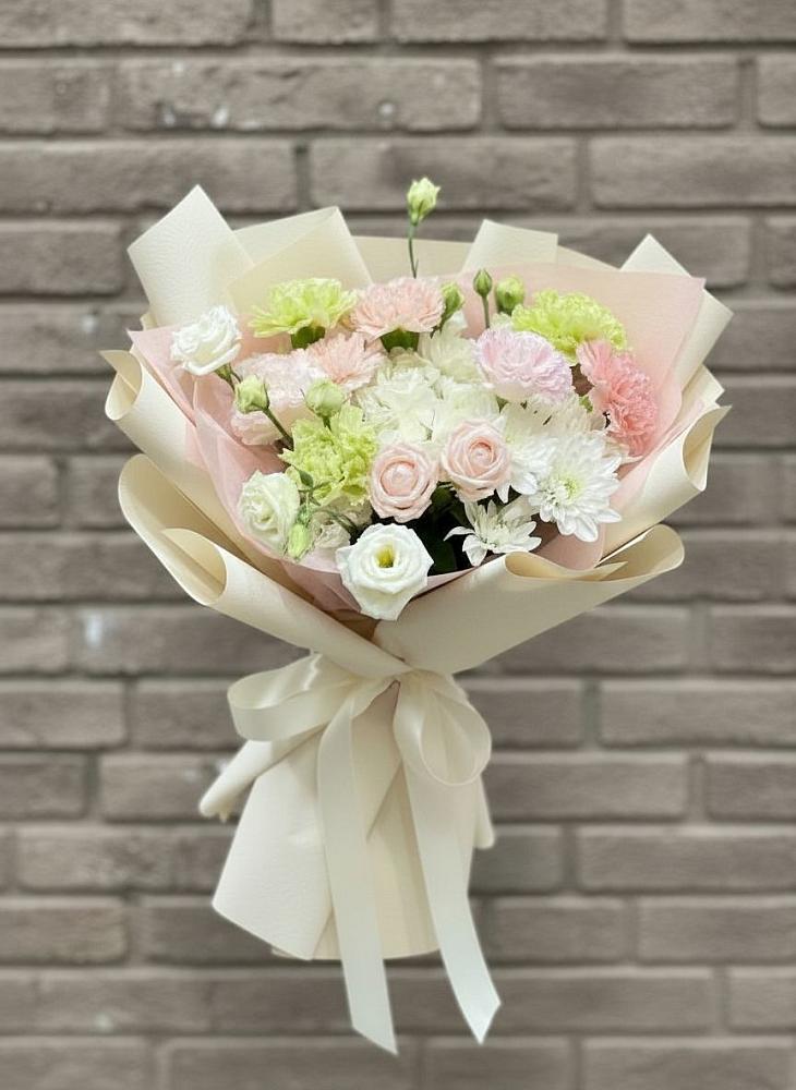 Букет цветов из: Гвоздики, Розы, Лизиантусы и Хризантемы в Мелиховской