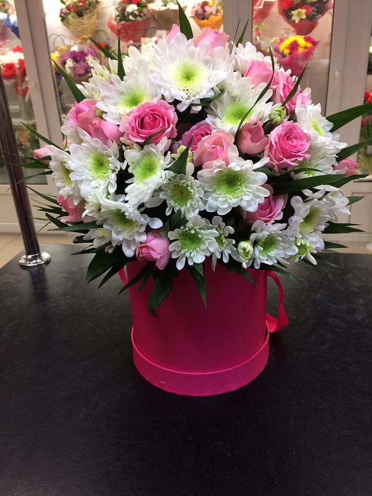 Цветочная композиция из Розы и Хризантемы в шляпной коробке в Мелиховской