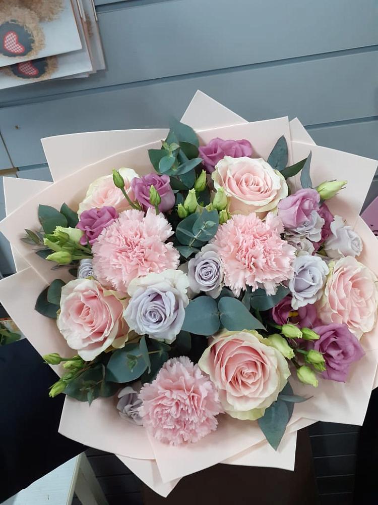 Букет цветов из: Розы, Гвоздики и Лизиантусы в Мелиховской