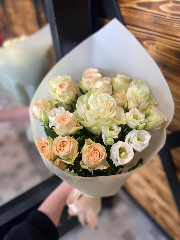 Букет цветов из: Розы и Лизиантусы в Мелиховской